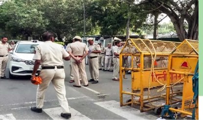 मक्खी मारने के लिए हथौड़े का इस्तेमाल नहीं करना चाहिए, केंद्र और दिल्ली पुलिस को मेट्रो और ट्रेनों पर लगी पूर्ण रोक हटाने का SC ने दिया निर्देश