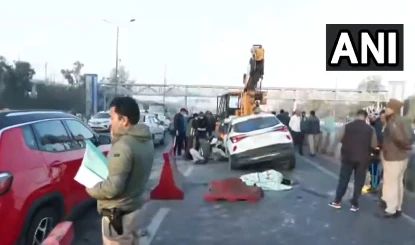 Delhi Ghazipur Road Accident | गाजीपुर में भीषण सड़क हादसा, कार और ट्रक की टक्कर में दो की मौत, तीन घायल