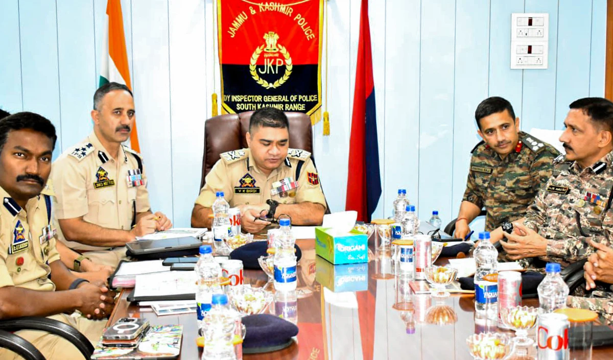 Kashmir Security Review | आगामी महत्वपूर्ण आयोजनों से पहले सुरक्षा व्यवस्था सख्त, IGP VK Birdi ने की संयुक्त समीक्षा बैठक