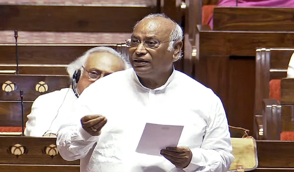 Rajya Sabha में भाषण के अंश हटाने पर भड़के Kharge, बोले- यह लोकतंत्र पर हमला है
