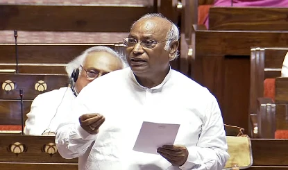 Rajya Sabha में भाषण के अंश हटाने पर भड़के Kharge, बोले- यह लोकतंत्र पर हमला है