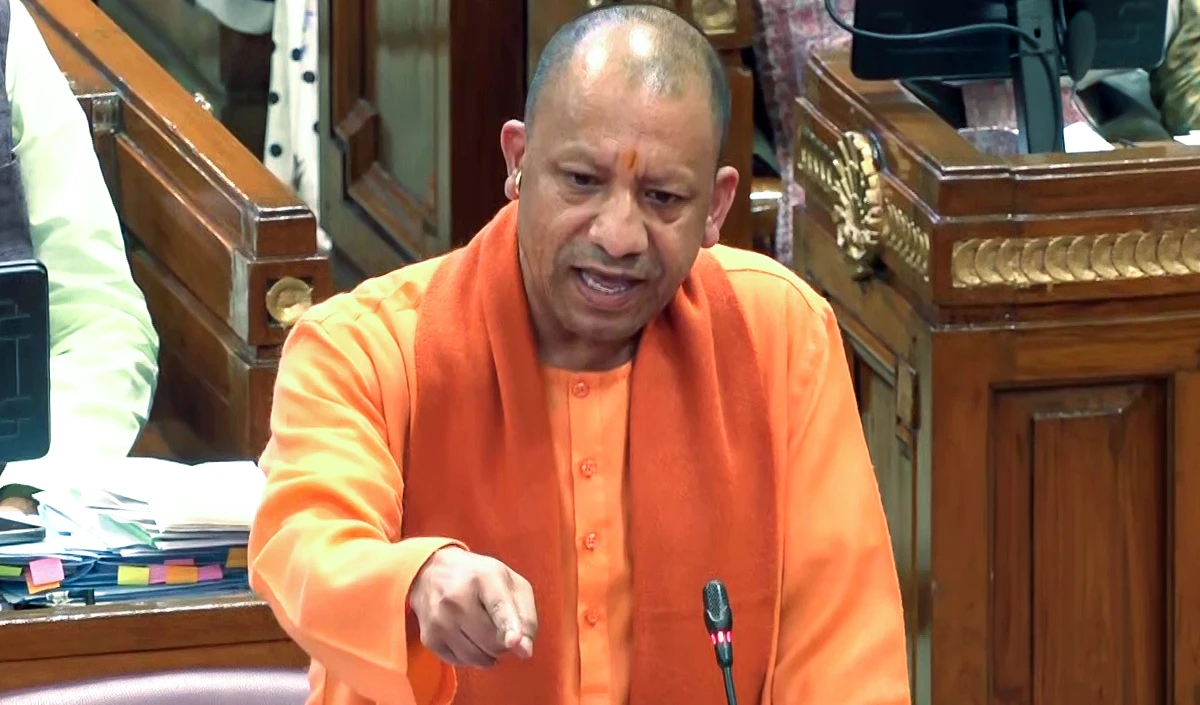 '...गोली चलाने वालों से सम्मान की उम्मीद मूर्खता', Governor के अपमान पर SP पर बरसे CM Yogi