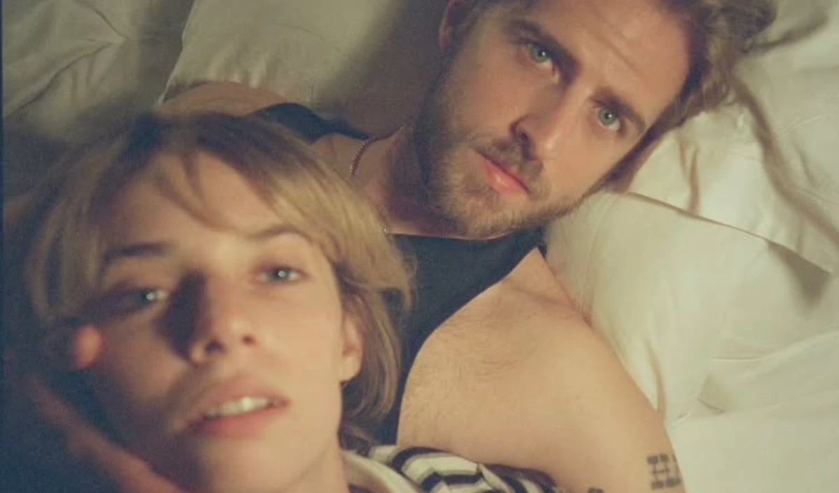 Valentine's Day पर Maya Hawke बनीं म्यूजिशियन की दुल्हन, शादी में Stranger Things की स्टारकास्ट का लगा जमावड़ा