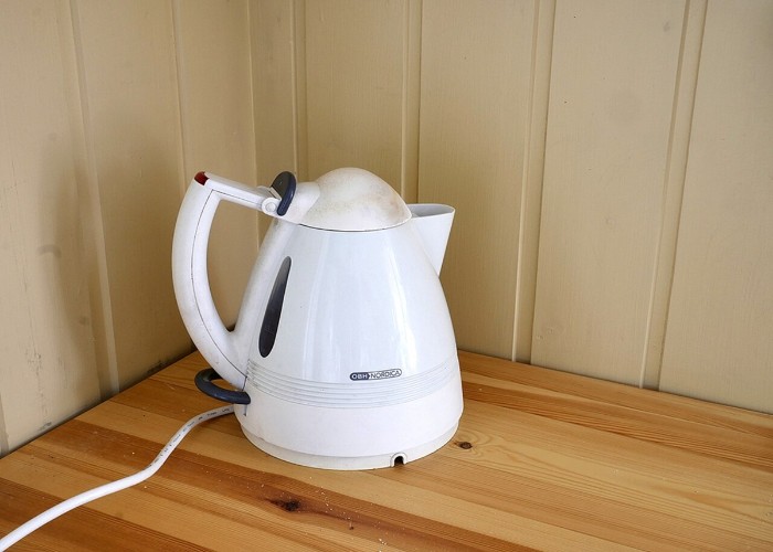 Electric Kettle Cleaning Tips: Electric Kettle को सीधे पानी से धोने पर हो सकता है Short Circuit, जानें सही तरीका