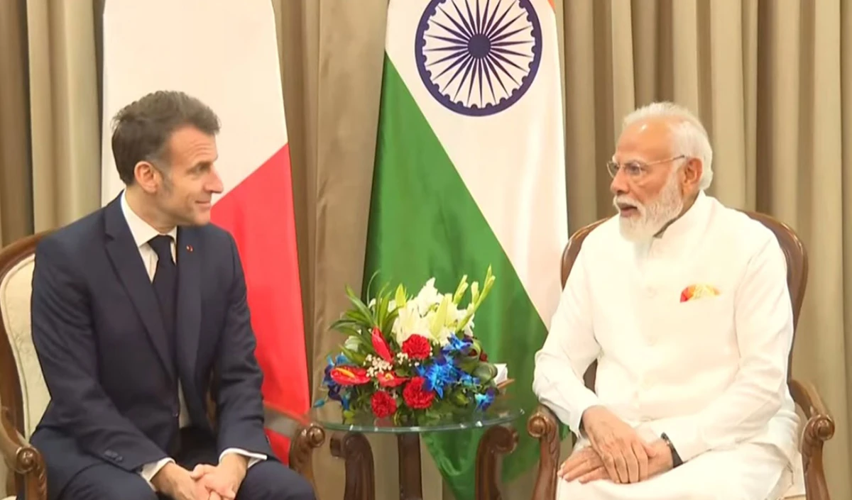 'Dear Friend' मैक्रों से गले मिले PM Modi, मुंबई में द्विपक्षीय वार्ता, जानें क्या हैं Meeting के मायने