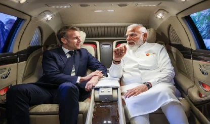 मोदी की गाड़ी में बैठकर मैक्रों बोले- जय हो, तस्वीर हुई Viral 