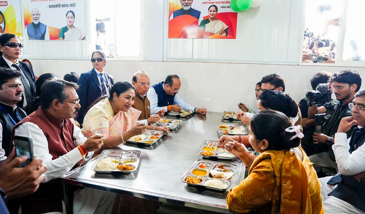 Delhi में अब सिर्फ ₹5 में भरपेट भोजन, CM Rekha Gupta ने किया 70 Atal Canteens का उद्घाटन