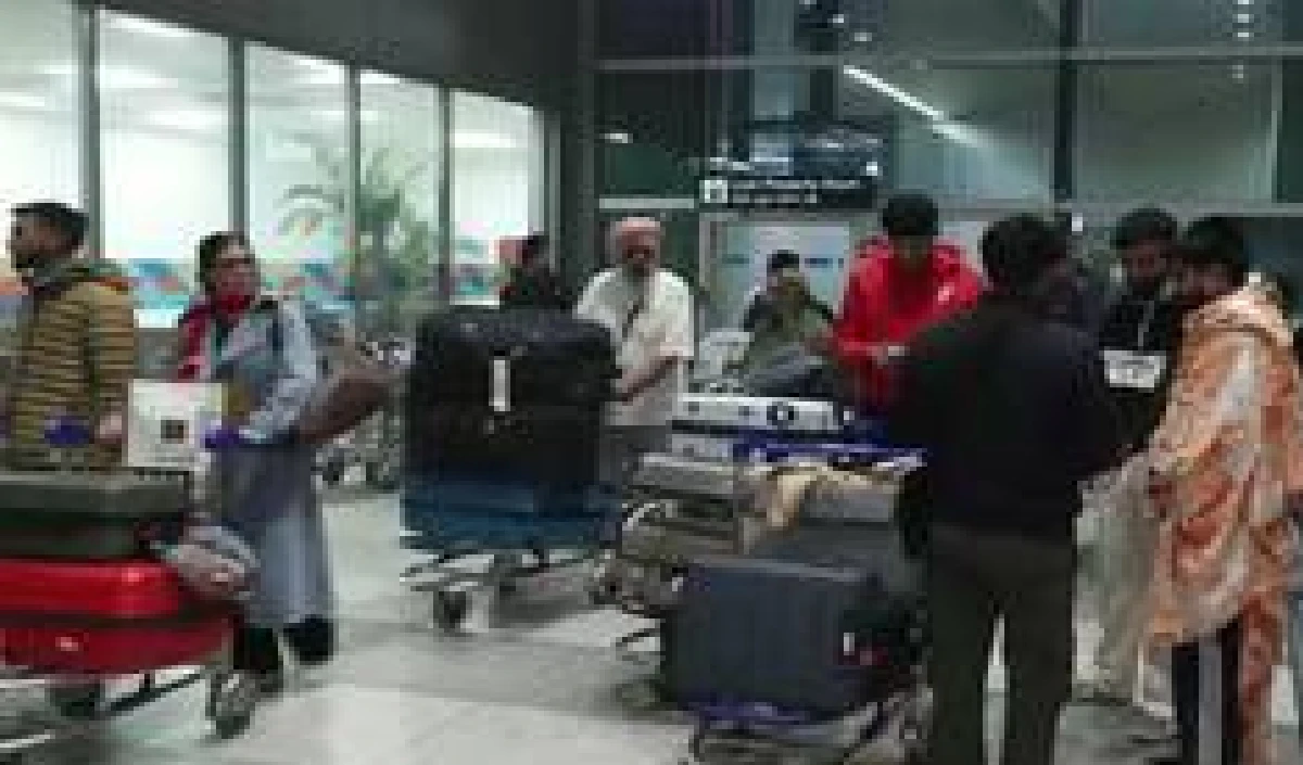 Technical Glitch से एयरपोर्ट पर हड़कंप, Delhi-Mumbai में सुबह-सुबह फंसे हजारों यात्री