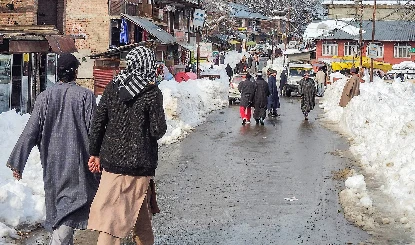 जम्मू-कश्मीर: पुंछ में दर्दनाक सड़क हादसा, गहरी खाई में गिरी कार, बिजली विभाग के 2 कर्मचारियों की मौत