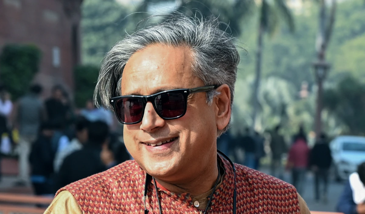 AI Impact Summit | Shashi Tharoor  ने एआई शिखर सम्मेलन की सराहना की, बड़े आयोजनों में छोटी-मोटी गड़बड़ियों को सामान्य बताया