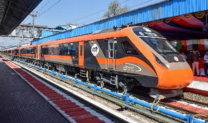 मोहन भागवत जिस Vande Bharat में थे उस पर Attack, एक कोच का शीशा भी टूटा