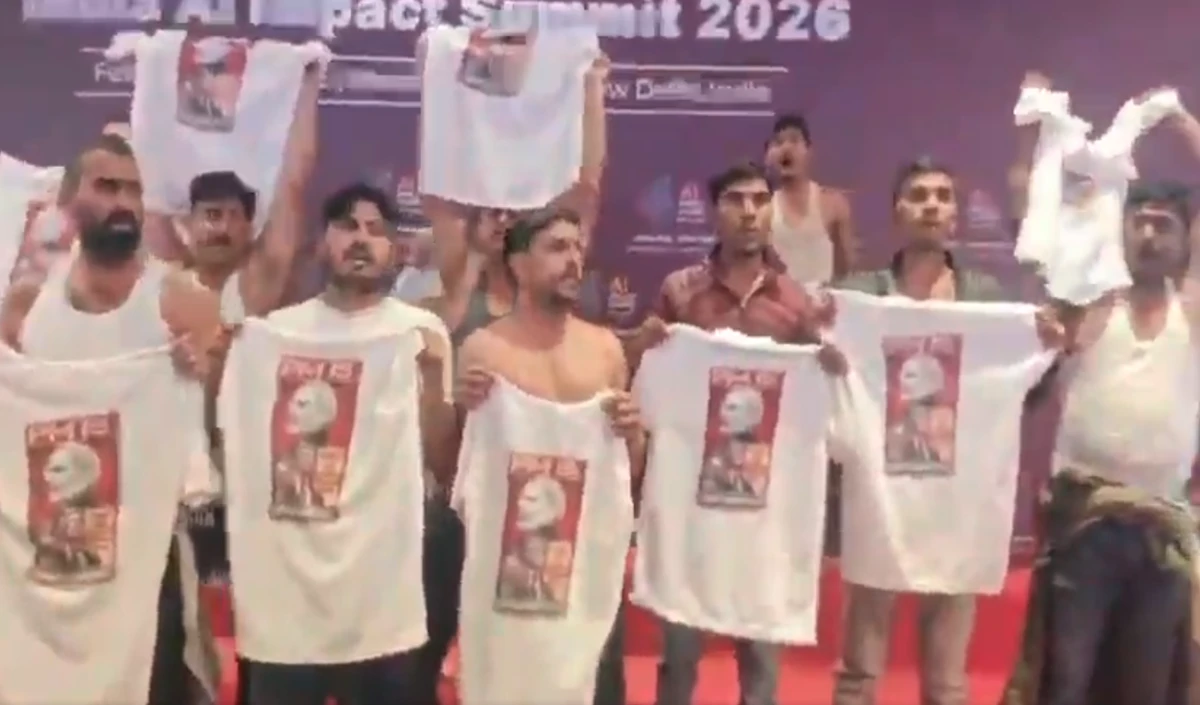 AI Summit में Youth Congress का हाई-वोल्टेज ड्रामा, शर्ट उतारकर सरकार के खिलाफ लगाए नारे