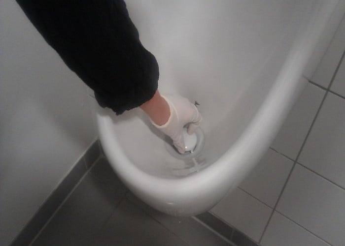 How To Remove Bathroom Smell: बाथरूम की Bad Smell होगी जड़ से खत्म, अपनाएं ये असरदार Cleaning Hacks, नहीं पड़ेगी Freshener की जरूरत