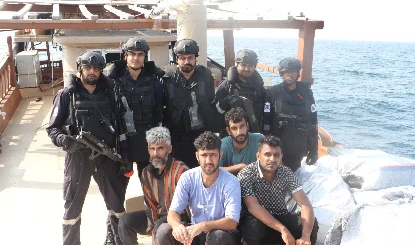 Indian Coast Guard का बड़ा Action, अरब सागर में ईरानी नाव से पकड़ी 5 करोड़ की Cigarettes