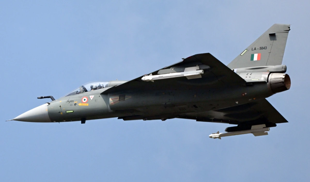 Tejas के पंखों पर लगा 'ब्रेक'! तेजस की तकनीकी खामियों ने बढ़ाई Indian Air Force की सिरदर्दी! क्या फेल हो रहा है स्वदेशी मिशन?