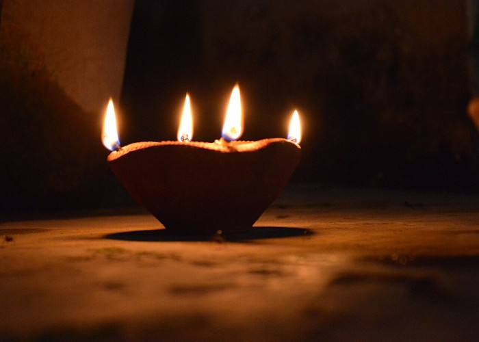 Vastu Tips: घर की Negative Energy को कहें Bye-Bye, कपूर का ये उपाय है असरदार