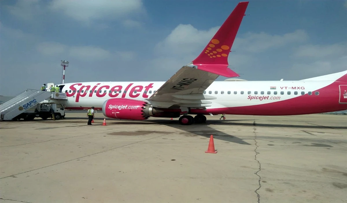 Delhi से Leh जा रही SpiceJet फ्लाइट की Emergency Landing, इंजन में खराबी से बाल-बाल बचे 150 यात्री