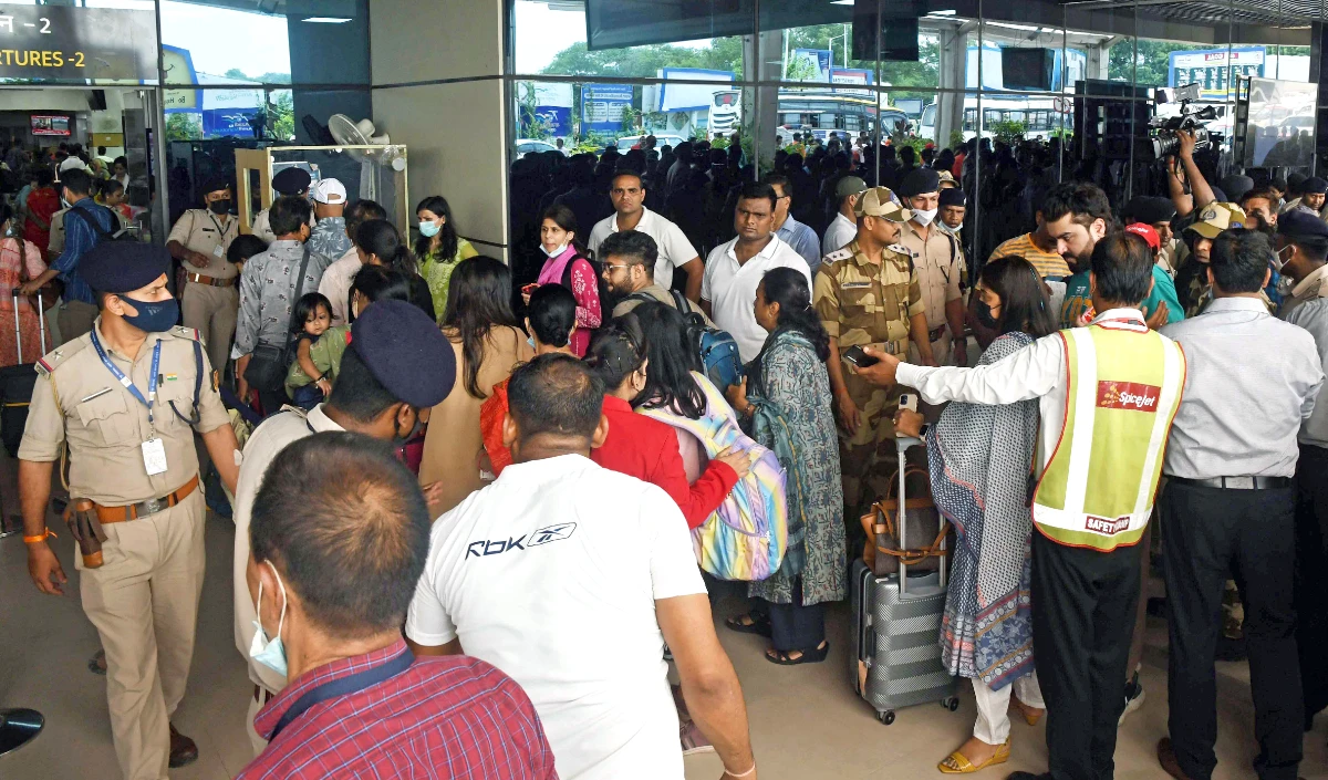 जब आसमान में थम गई 150 यात्रियों धड़कनें, बादलों के बीच फेल हुआ इंजन, SpiceJet विमान दिल्ली में इमरजेंसी लैंडिंग