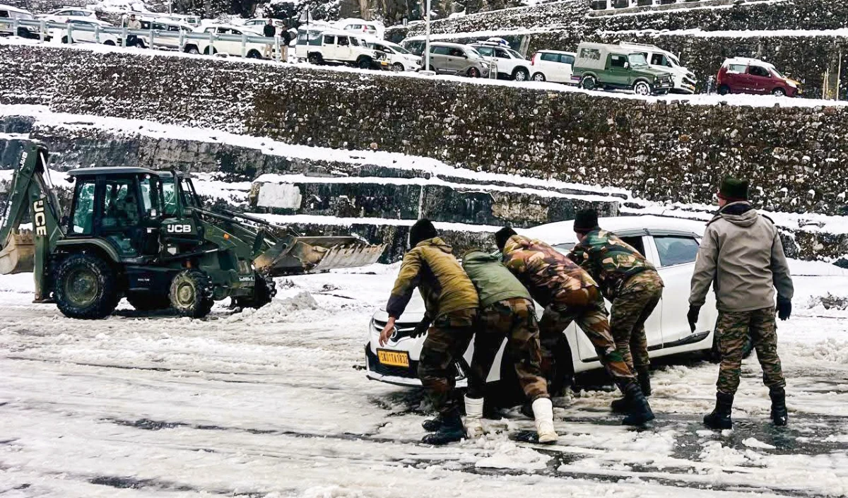 Sikkim Snowfall: त्सोमगो झील के पास फंसे 2700 पर्यटकों का सफल रेस्क्यू, रात भर चला बचाव अभियान