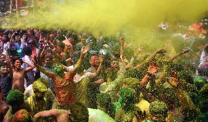 Mathura, Barsana, Kashi और Ayodhya में रंगों की जमकर बौछार, रंगभरी एकादशी पर भक्तिरस में डूबा देश