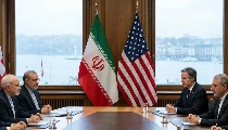 US Iran Tensions LIVE Updates: Iran का दो टूक बयान- नहीं बना रहे Atom Bomb, US ने Middle East में क्यों भेजे फाइटर जेट्स?
