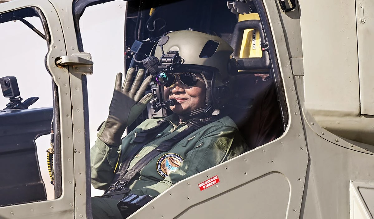 President Droupadi Murmu ने Pakistan Border के पास Prachand Helicopter में उड़ान भर कर दुश्मन को दिया सख्त संदेश