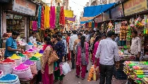 Holi Shopping Market: बजट में शॉपिंग के लिए Best हैं Delhi के ये बाजार, पिचकारी-रंग सब मिलेगा सस्ता!