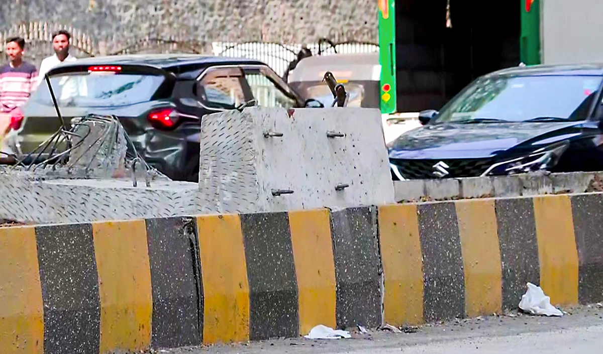 Aurangabad Horrific Road Accident | बिहार के औरंगाबाद में एसयूवी की ट्रक से टक्कर में तीन लोगों की मौत, सात घायल