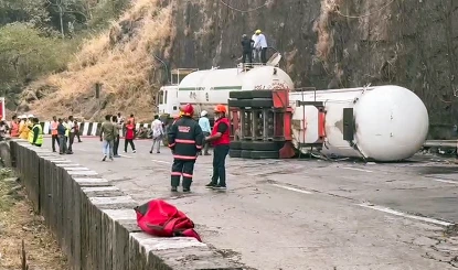 Mumbai-Pune Expressway पर 33 घंटे बाद थमा ट्रैफिक का तांडव: गैस टैंकर पलटने से लगा था महाजाम, अब आवाजाही सामान्य