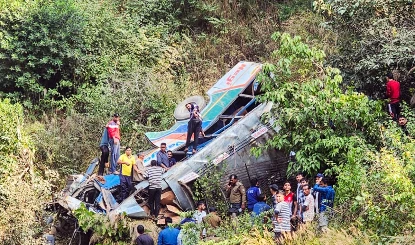 Western Nepal Accident | नेपाल में मातम में बदलीं खुशियाँ: शादी की बस खाई में गिरने से 8 लोगों की मौत, 45 घायल