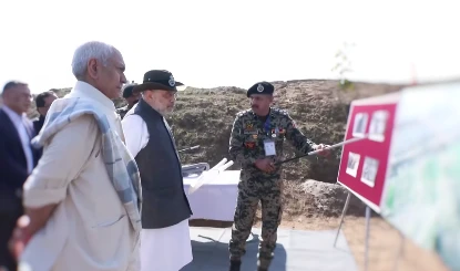 Jammu आते ही सीधे Border पर पहुँचे Amit Shah, खुद लिया सीमा चौकियों का जायजा, BSF जवानों को सराहा