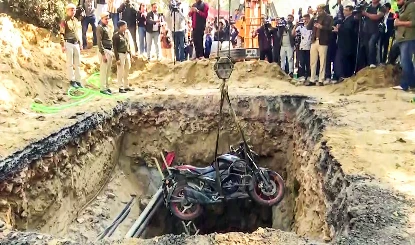 Delhi: 6 थानों के चक्कर काटता रहा परिवार, Police की लापरवाही से गड्ढे में गई Biker की जान?