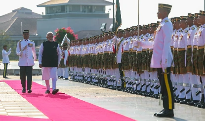 Malaysia PM Modi Guard of Honour | मलेशिया में पीएम मोदी का हुआ औपचारिक स्वागत, दिया गया गार्ड ऑफ ऑनर | VIDEO