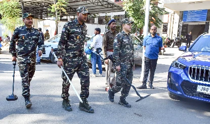 Delhi Schools Bomb Threat | दिल्ली के स्कूलों में बम की दहशत: कई प्रतिष्ठित शिक्षण संस्थानों को मिले धमकी भरे ईमेल