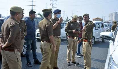 Raebareli Expressway Accident | रायबरेली में तेज रफ्तार कार ने निर्माणाधीन एक्सप्रेस पर आठ लोगों को टक्कर मारी, चार की मौत