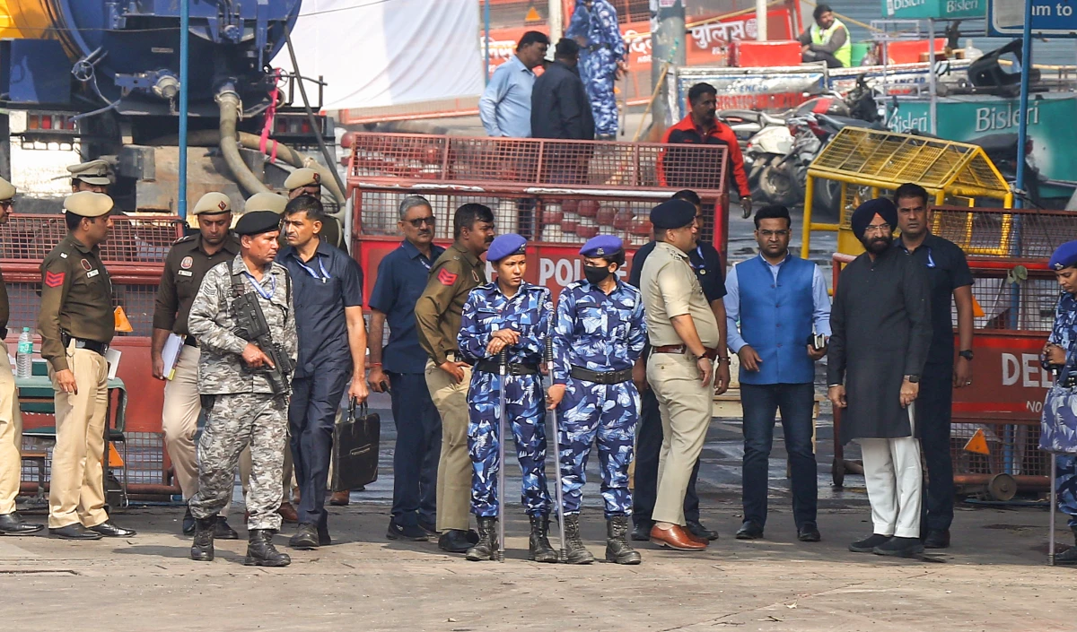 Gurugram Wall Collapse | गुरुग्राम में मिट्टी धंसने से दीवार गिरी, 7 मजदूरों की मौत, कई अन्य के दबे होने की आशंका
