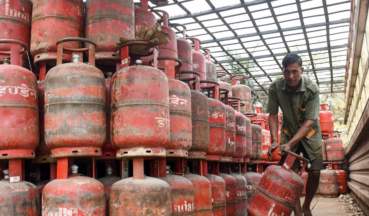 LPG आपूर्ति सुनिश्चित करने के लिए मोदी सरकार ने उठाया बड़ा कदम, देशभर में Essential Commodities Act 1955 लागू