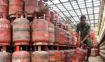 LPG आपूर्ति सुनिश्चित करने के लिए मोदी सरकार ने उठाया बड़ा कदम, देशभर में Essential Commodities Act 1955 लागू