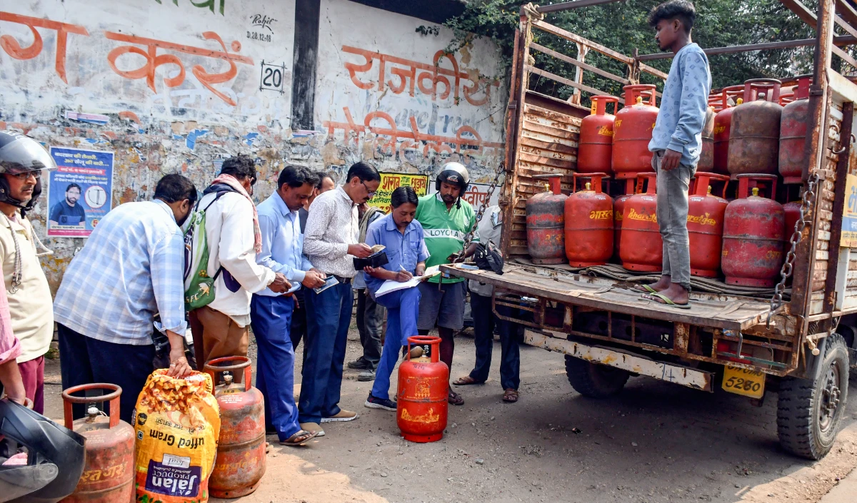 LPG Price Hike की अटकलों पर विराम! सरकारी सूत्रों ने कहा- देश में पर्याप्त Stock, दाम नहीं बढ़ेंगे