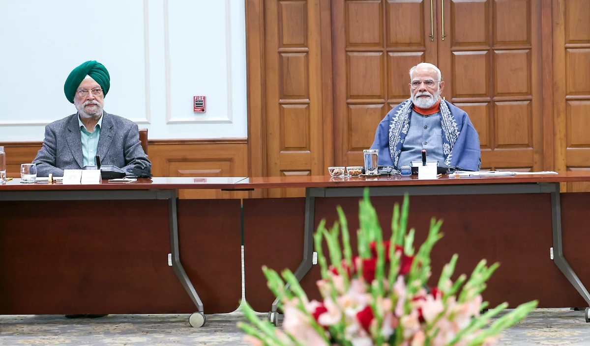 LPG संकट के बीच एक्शन मोड में PM Modi, ससद भवन में हरदीप पुरी से की मुलाकात, जयशंकर भी रहे मौजूद