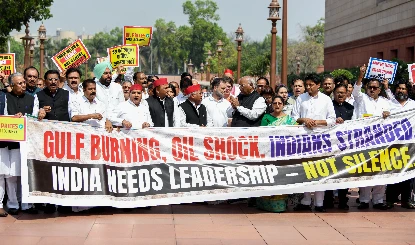 Parliament के Budget Session में घमासान, गेट पर बैनर तो सदन के अंदर जमकर नारेबाजी