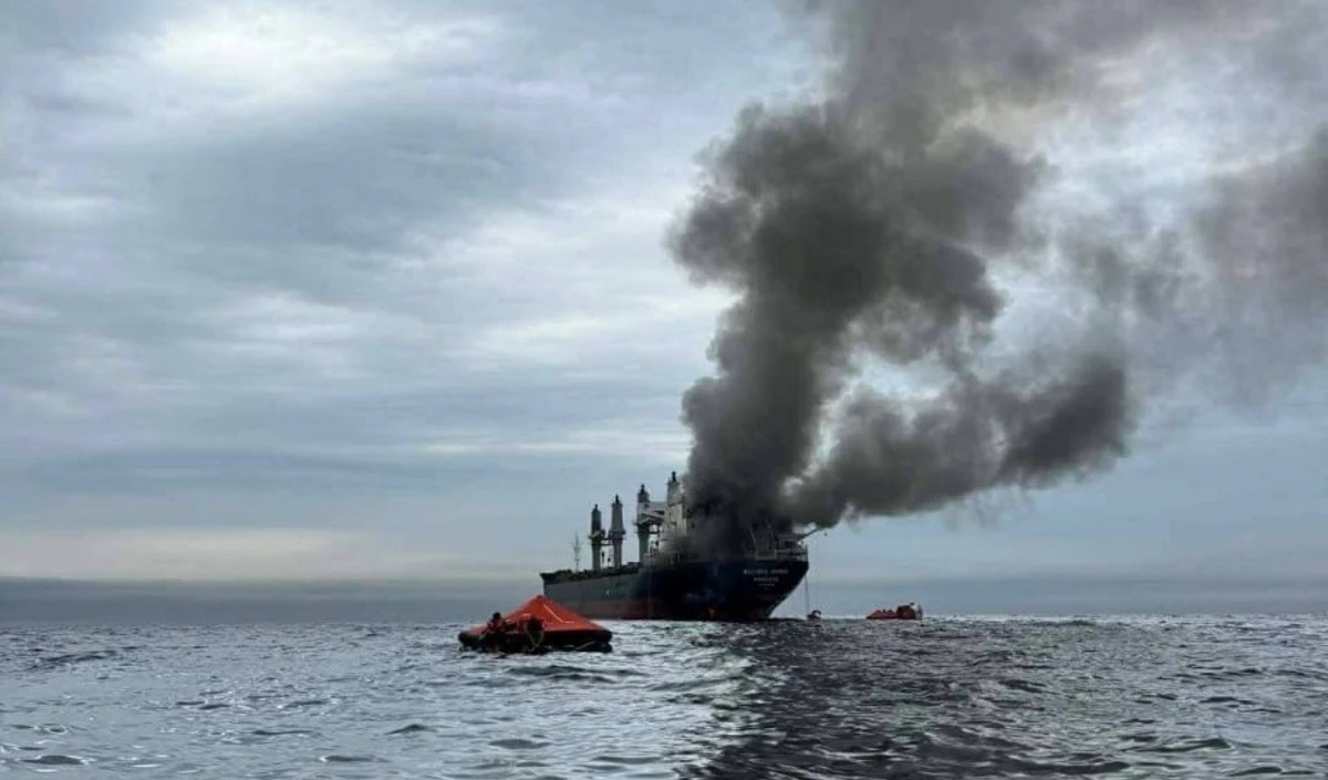 Gulf में जहाज पर भीषण हमला, Oman की Navy ने चलाया Rescue Operation, 20 नाविकों को बचाया