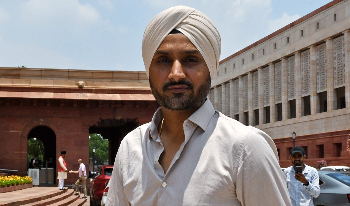 'यह बेतुका है', Kirti Azad के 'मंदिर' वाले बयान पर भड़के Harbhajan Singh, कहा- खेल में राजनीति न करें