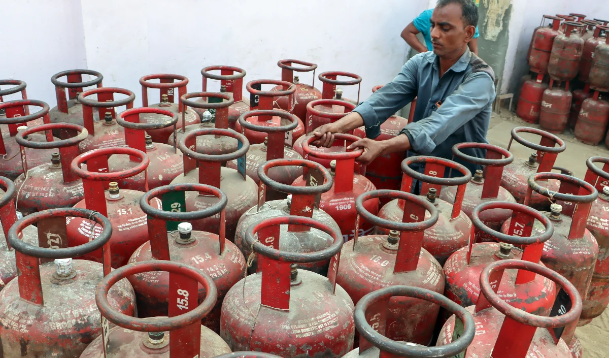UP में LPG Cylinder की किल्लत? Yogi सरकार का बड़ा Action, कालाबाजारियों पर ताबड़तोड़ छापेमारी