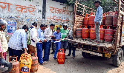 LPG Cylinder की Booking को लेकर सरकार की अपील, West Asia संकट में घबराएं नहीं, आपूर्ति सामान्य