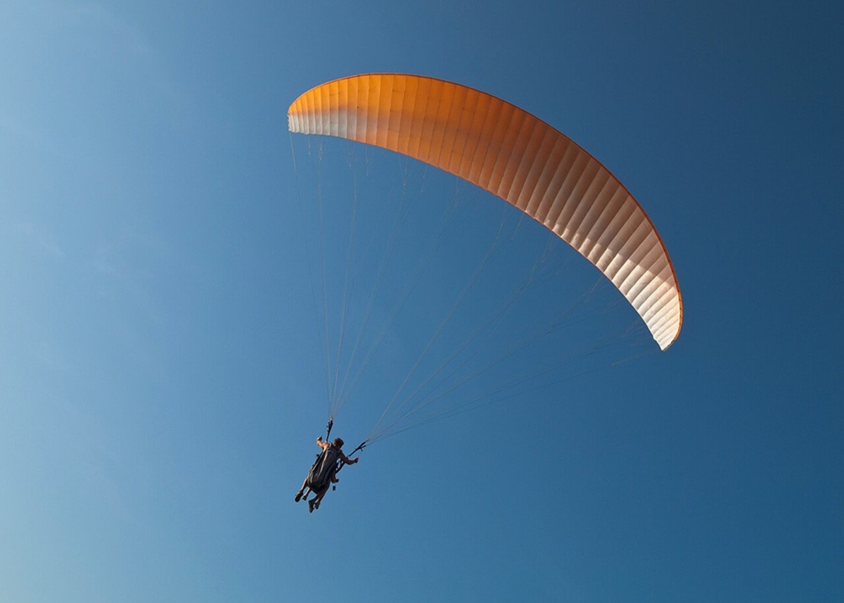Paragliding Places in India: Summer Vacation में चाहिए Thrill? पहाड़ या समंदर, चुनें Paragliding के लिए ये Best Places
