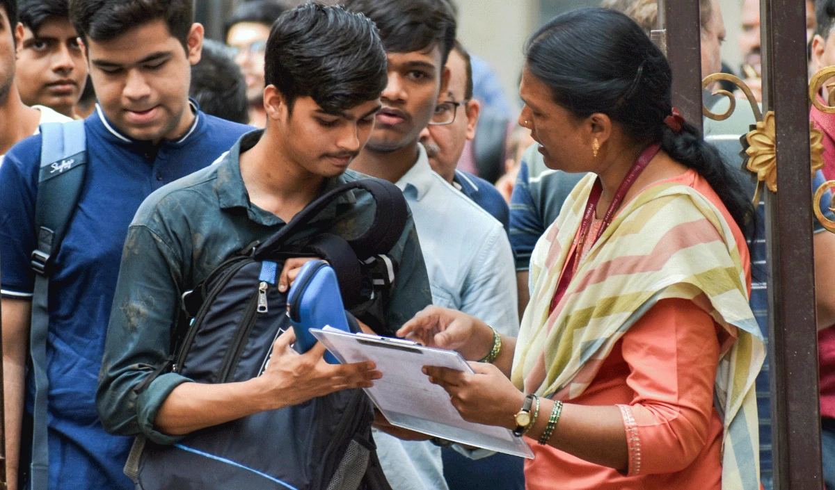 Bihar Recruitment बोर्ड की बड़ी लापरवाही, सालों बाद मिले Admit Card पर कुत्ते की तस्वीर