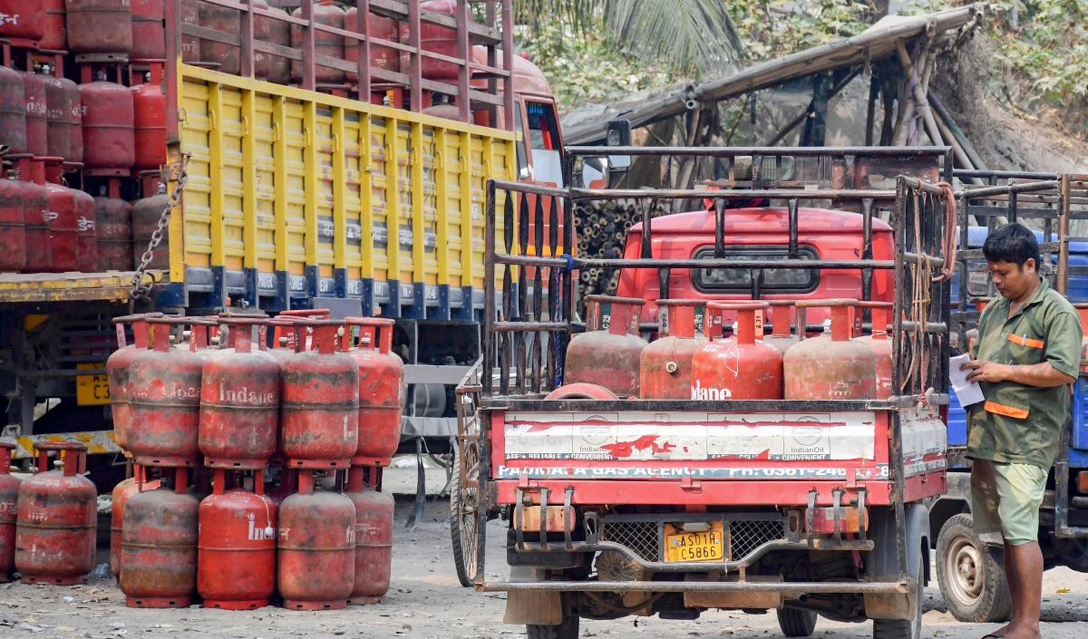 LPG Cylinder Shortage | रसोई में 'नीली लौ' का अकाल, सड़कों पर बेरोजगारी! देश में फिर लौटा 'कोविड लॉकडाउन' जैसा खौफनाक मंजर