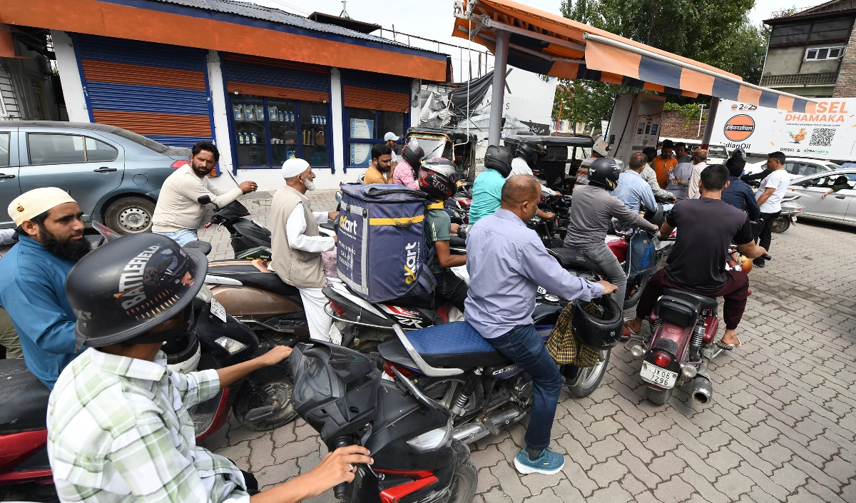 Fuel-LPG Shortage in India | ईंधन संकट की अफवाहों से देशभर में मची अफरातफरी,  पेट्रोल पंपों और गैस एजेंसियों पर लंबी कतारें, सरकार ने दी धैर्य रखने की सलाह