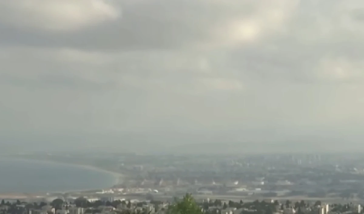 Dubai के आसमान में दिखा Iran का 'ड्रोन अटैक', Financial Centre पर मलबा गिरने से हड़कंप